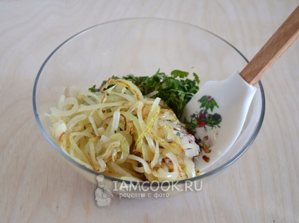 Соединить кинзу, лук и фасоль