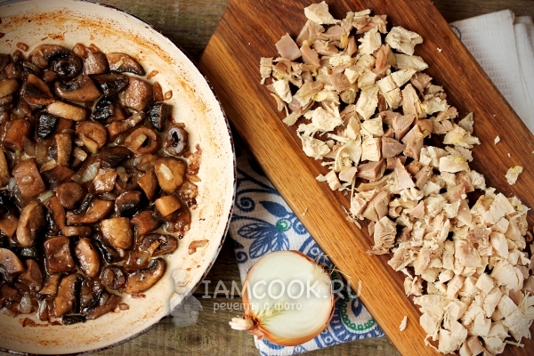 Обжарить грибы с луком и порезать курицу