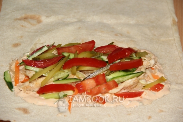 Положить огурцы и помидор