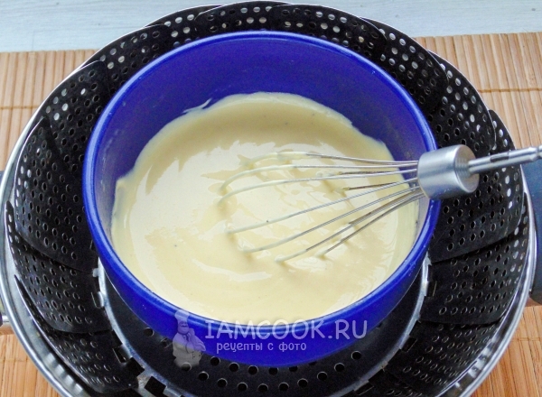 Нагреть соус на водяной бане