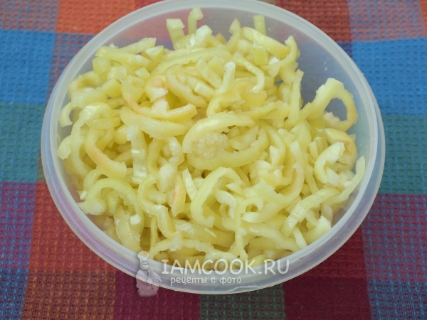 Добавить соль, сахар, масло и уксус