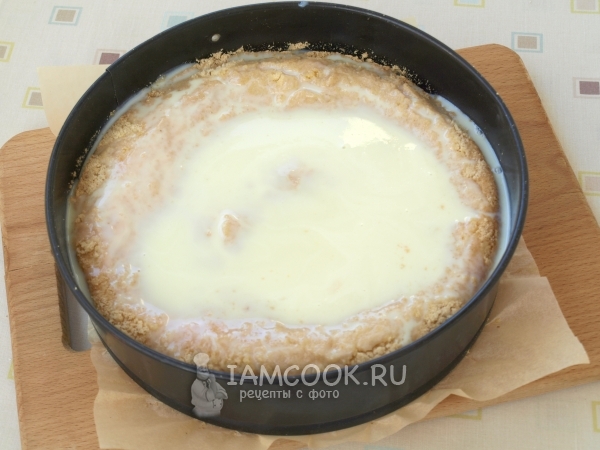 Вылить сметану со сгущенкой