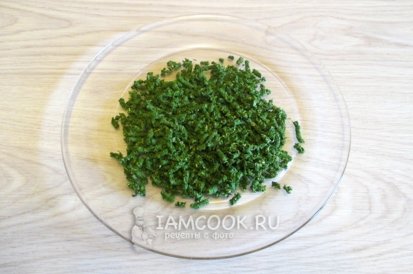 Перекрутить листья на мясорубке