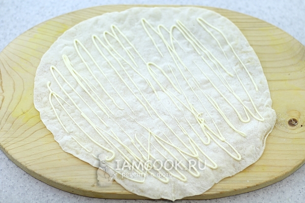 Смазать лаваш майонезом