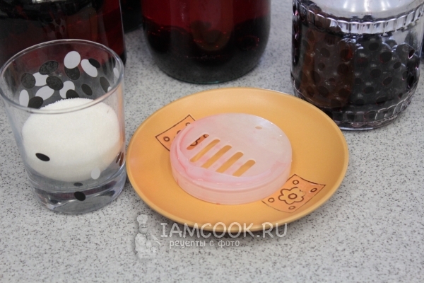 Слить воду из банки и подготовить сахар