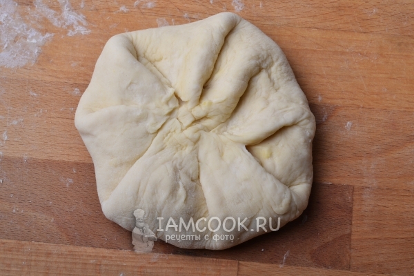 Защипнуть края теста в середине