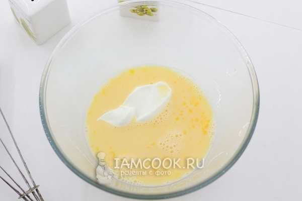 Положить сметану