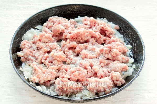 Положить фарш