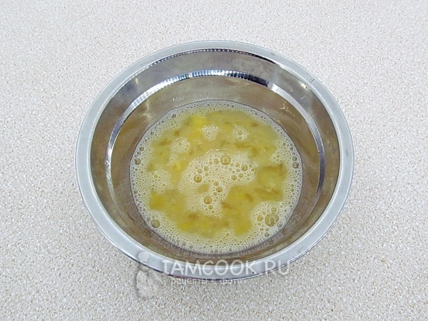 Взбить яйцо с солью