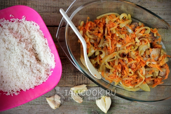 Уложить овощи и мясо в форму