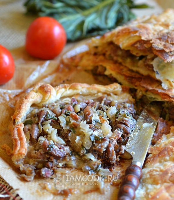 Разрез мясного пирога с фаршем