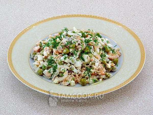 Салат из консервированного лососся