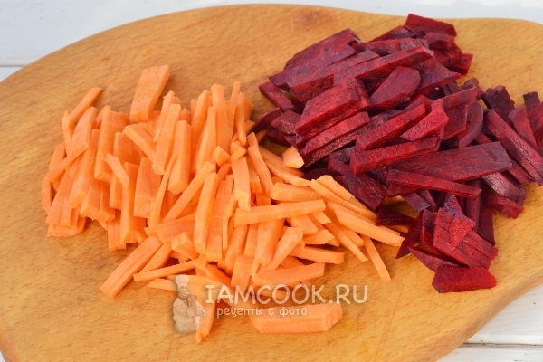 Порезать бурак и морковь