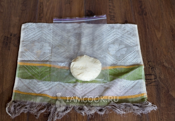 Положить тесто на полотенце