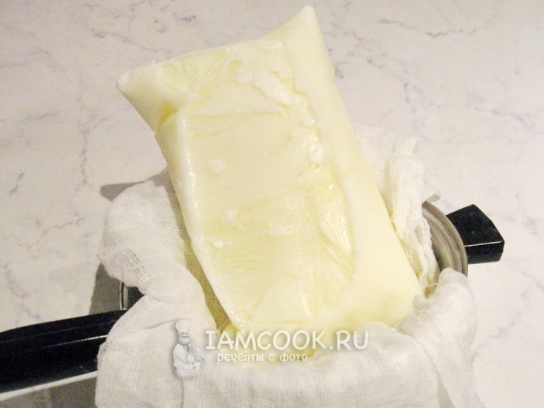 Положить кефир в дуршлаг