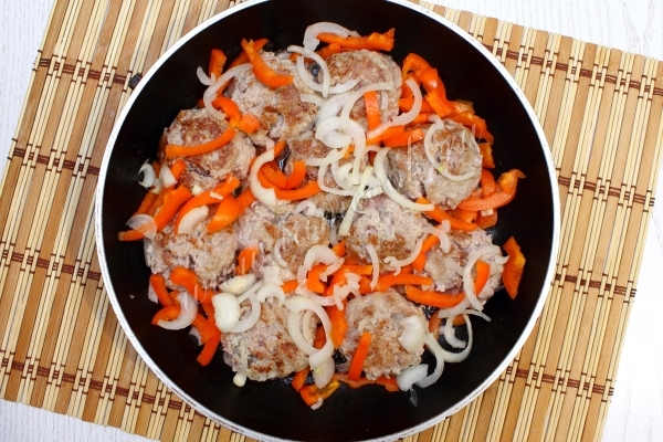 Тефтели с луком и перцем