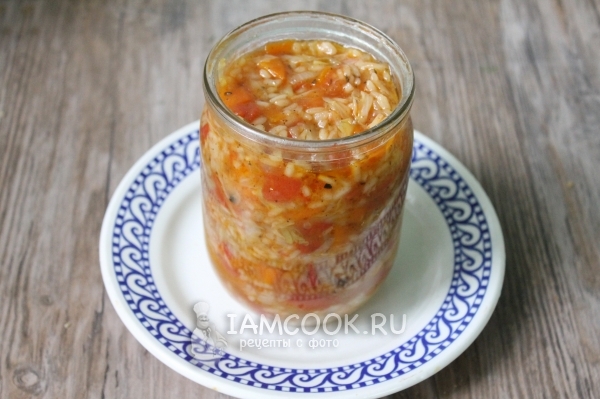 Положить салат в банку