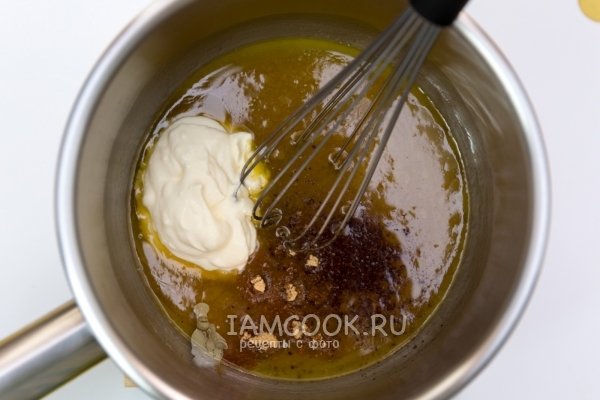 Соединить мед, сметану, масло и специи