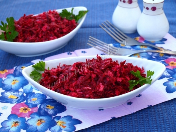 Фото салата из свеклы с плавленным сыром и чесноком
