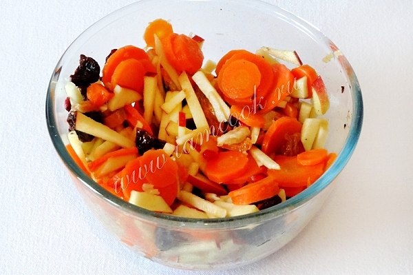 Салат из моркови с фруктами