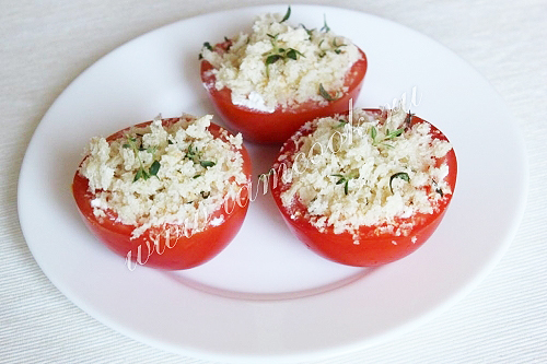 Помидоры с рикоттой и зеленью