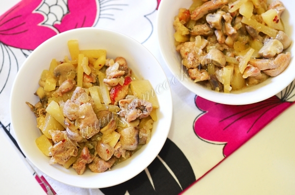 Выложить картошку с курицей в тарелки