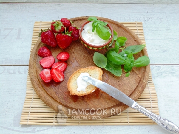 Намазать хлеб йогуртом