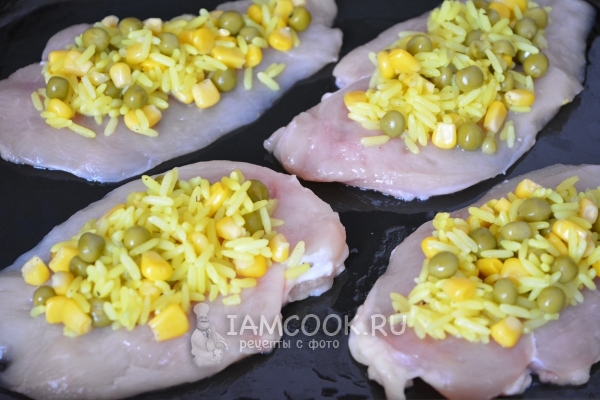 Положить на филе начинку