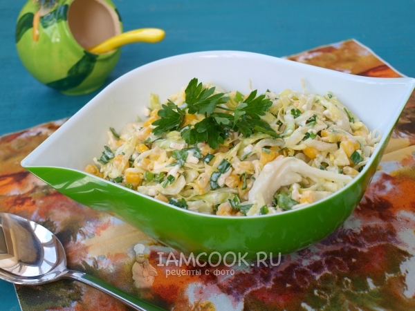 Готовый салат с молодой капустой, кукурузой и плавленым сыром