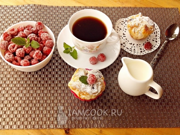 Готовые слойки с малиной и шоколадом