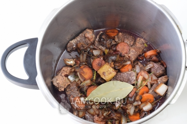 Соединить овощи, грибы, мясо и лавровый лист