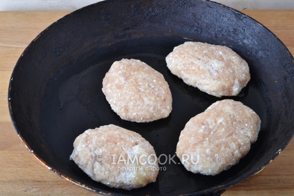 Пожарить котлеты