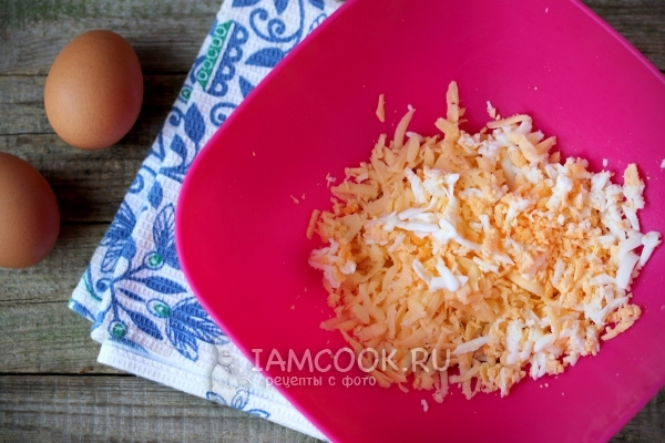 Натереть сыр и яйца
