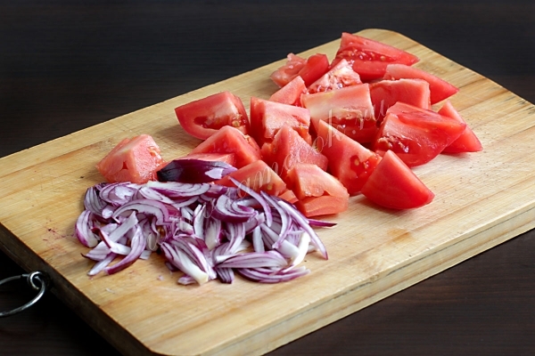 Помидоры и лук