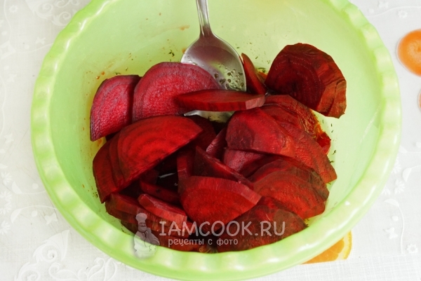 Положить свеклу в маринад