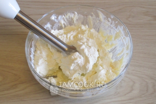 Взбить творожную массу блендером