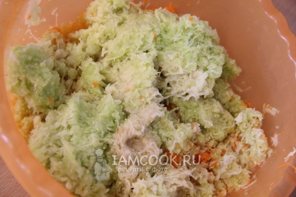 Натереть овощи на терке