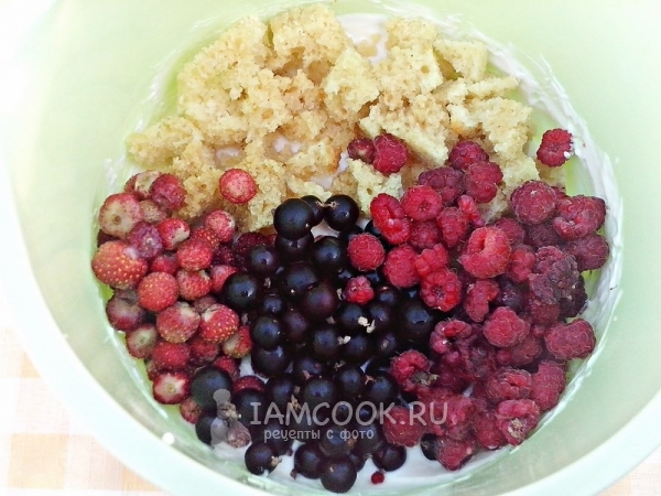Смешать крем, ягоды и кусочки пирога