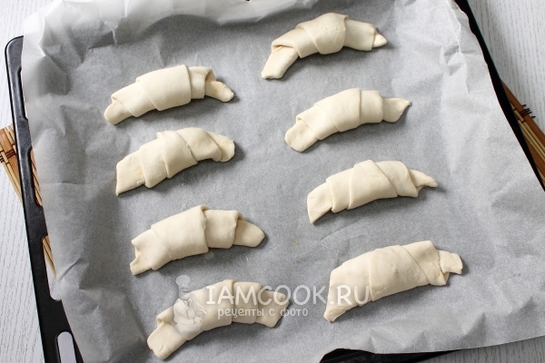 Переложить круассаны на противень