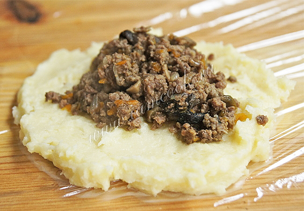 Заворачиваем зразы с грибами и мясом