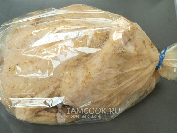 Положить курицу в рукав для запекания