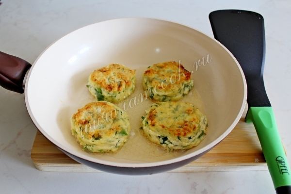 Обжарка сырников с зеленью