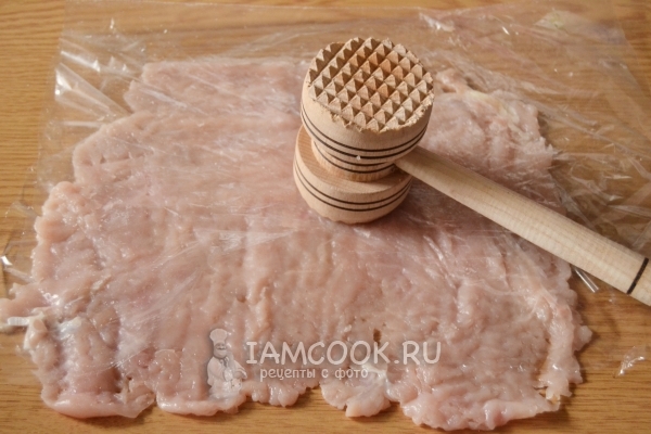 Отбить куриную грудку