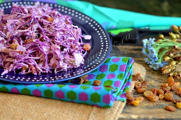 Салат с капустой и копченой колбасой