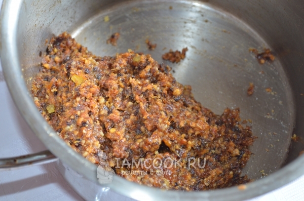 Смешать перемолотые орехи и сухофрукты с медом