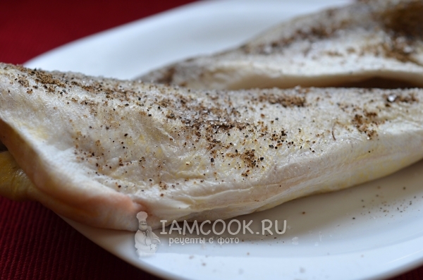 Натереть рыбу специями