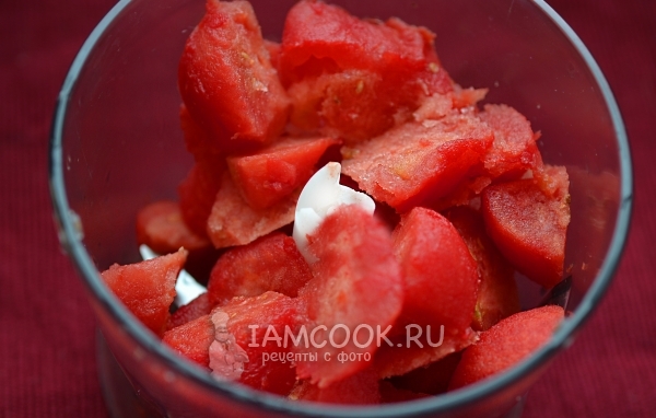 Порезать помидоры в блендер