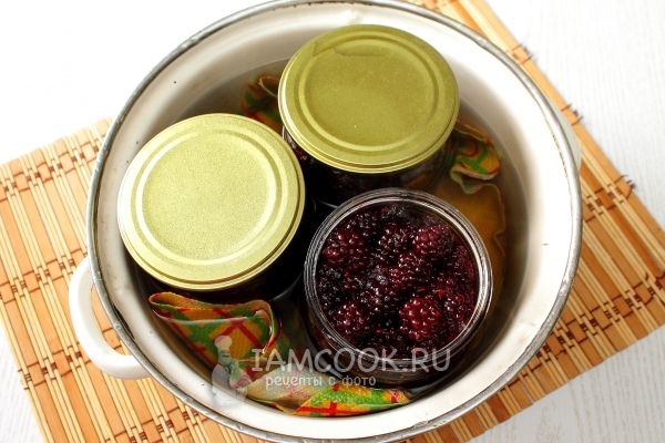 Простерилизовать банки с ежевикой