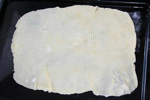 Лист теста на противне