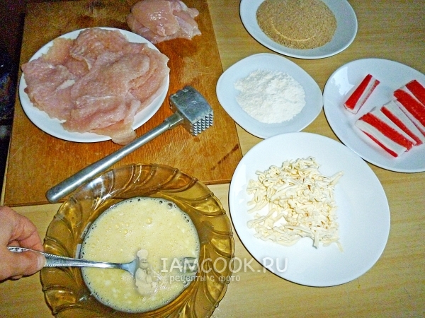 Взбить яйца и натереть сыр